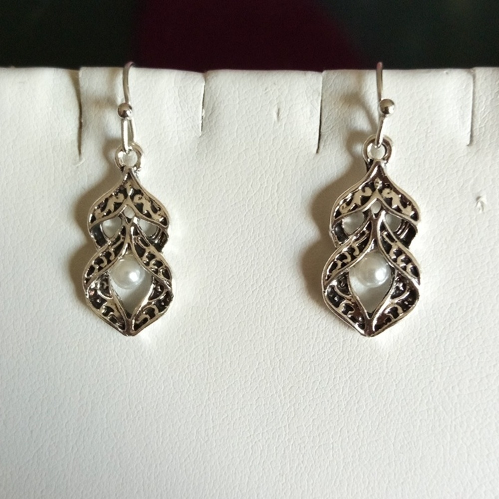 🆕 Silver Pearl Earrings